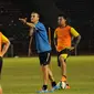 Pelatih Arema Cronus, Milomir Seslija (tengah) memberikan arahan saat memimpin latihan di Stadion GBK Jakarta, Sabtu (2/4/2016). Arema Cronus menantang Persib Bandung pada final Piala Bhayangkara 2016. (Liputan6.com/Helmi Fithriansyah)