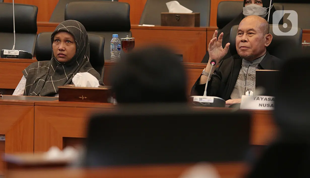 Santi Warastuti, orang tua dari anak yang mengalami penyakit Cerebral Palsy (CP) menghadiri rapat dengar pendapat umum (RDPU) dengan Komisi III DPR RI di  Kompleks Parlemen, Senayan, Jakarta, Kamis (30/6/2022). Rapat guna membahas mengenai legalisasi ganja untuk kebutuhan medis. (Liputan6.com/Angga Yuniar)