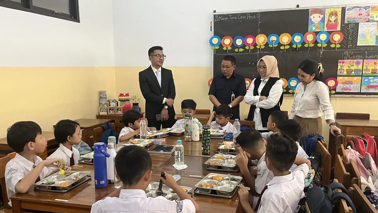 Program Makan Bergizi Gratis (Program MBG) untuk anak sekolah di Jakarta mulai berjalan pada hari ini, Senin (6/1/2025).