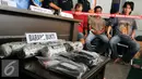 BNN berhasil membongkar gudang narkoba yang disinyalir merupakan bagian dari jaringan lapas, Jakarta, Rabu (15/6). Bersama Bea Cukai, BNN berhasil mengamankan barang bukti 40kg sabu kristal dari dalam 9 pipa besi. (Liputan6.com/Yoppy Renato)