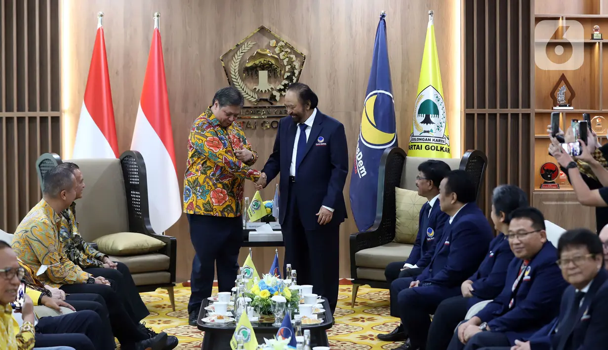 Ketua Umum Partai NasDem Surya Paloh menyambangi Ketua Umum Partai Golkar Airlangga Hartarto di Kantor DPP Partai Golkar, Jakarta Barat, Rabu (1/2/2023). Setiba di lokasi, mereka langsung memasuki gedung utama kantor Golkar dan pertemuan dilakukan secara tertutup. (Liputan6.com/Johan Tallo)