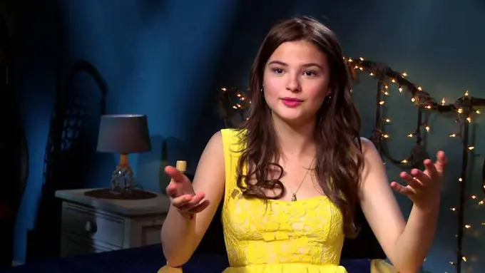 Stefanie Scott  