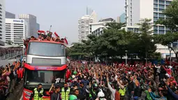 Sejumlah pendukung memadati ruas jalan Jendral Soedirman untuk menyapa pemain Timnas Indonesia U-22 yang tengah mengikuti parade perayaan kesuksesan Timnas Indonesia U-22 di SEA Games 2023 Kamboja dengan berkeliling kota Jakarta, Jumat (19/05/2023). (Bola.com/Bagaskara Lazuardi)