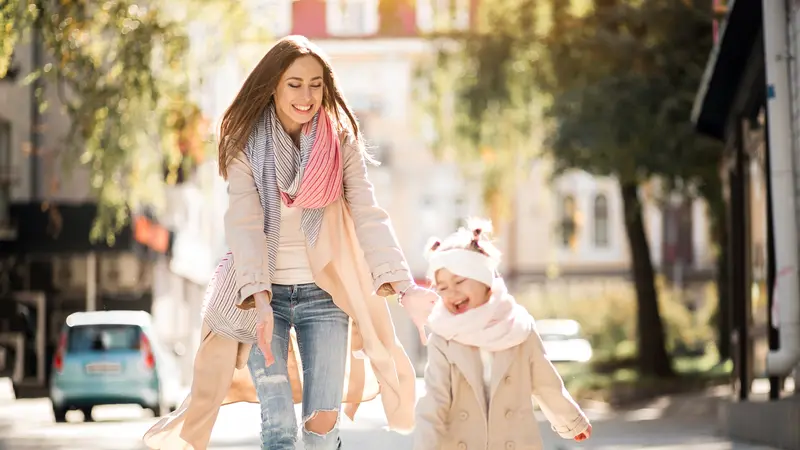 Ibu dan Anak Berjalan Bersama