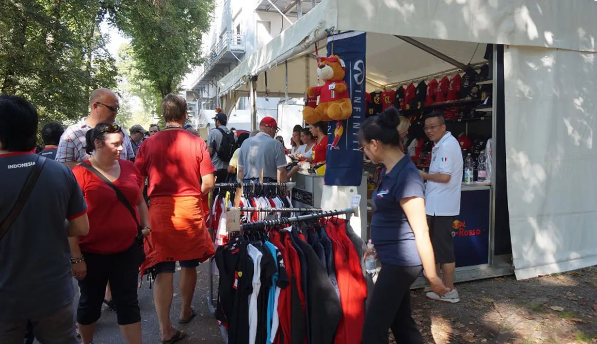 Beberapa stand yang menjual pernak-pernik Formula 1 di Sirkuit Monza, Italia, langsung diserbu penggemar fanatik jet darat, (7/9/2014). (Liputan6.com/Nurseffi Dwi Wahyuni)