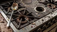 7 Cara Membersihkan Kompor Gas yang Berkerak Tebal dan Menghitam agar Masak Makin Nyaman