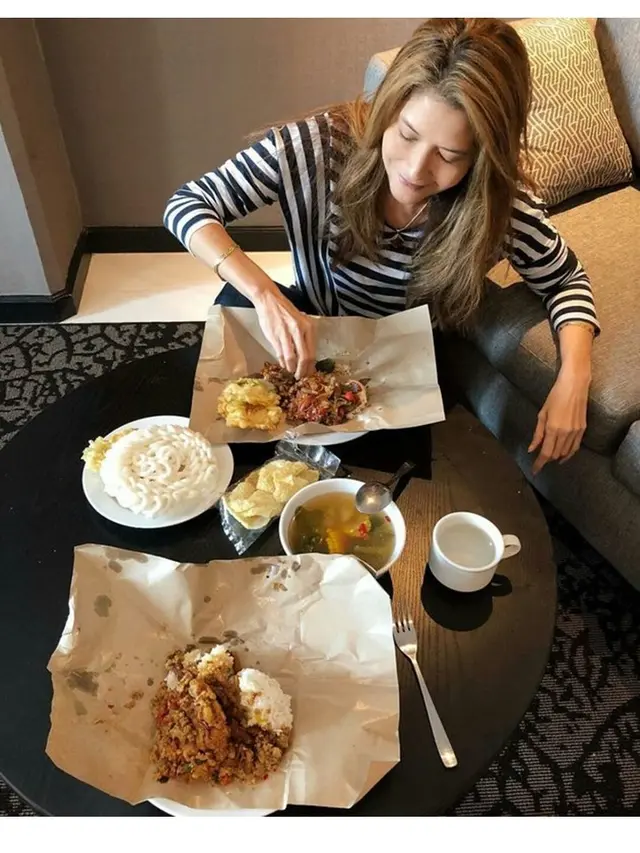 Tak Hanya Sophia Latjuba, 7 Selebriti Ini juga Tak Malu Makan di Warteg