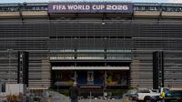 Sebuah papan bertuliskan "Piala Dunia FIFA 2026" dipajang di Stadion NYNJ, Kamis, 7 Mei 2026, di East Rutherford, N.J. (Foto AP/Yuki Iwamura)