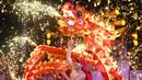Para penari naga tampil di sebuah taman pada hari pertama Tahun Baru Imlek Naga di Beijing, 10 Februari 2024. (GREG BAKER/AFP)