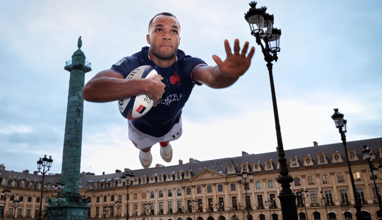 Pemain rugby Prancis, Varian Pasquet berpose di Place Vendome, Paris, Prancis pada 25 Mei 2024, menjelang Olimpiade dan Paralimpiade Paris 2024. Place Vendome dibangun oleh Louis XIV dengan dekrit yang ditandatangani pada tahun 1686 untuk menampung Perpustakaan Kerajaan, Akademi, dan patung dirinya yang sedang berkuda. (AFP/Franck Fife)