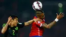 Duel panas terjadi antara Chile melawan Meksiko saat pertandingan Copa America 2015 di National Stadium, Santiago, Chile, (16/6/2015). Chile bermain imbang 3-3 dengan Meksiko. (REUTERS/Ivan Alvarado)