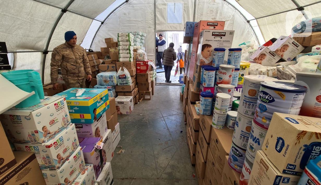 Organisasi Kemanusiaan Bulan Sabit Merah Indonesia atau BSMI mengirimkan bantuan khusus anak dan manula yang tinggal di kem pengungsian gempa Turki, di taman Ataturk, Kahramanmares, Turki, Selasa (21/2/2023). Dari donasi yang terkumpul BSMI lalu membelanjakan kebutuhan pengungsi tersebut di pusat perbelanjaan di Provinsi Adena yang berjarak tempuh 4 jam dari Provinsi Kahramanmares. (Liputan6.com/Andry Haryanto)