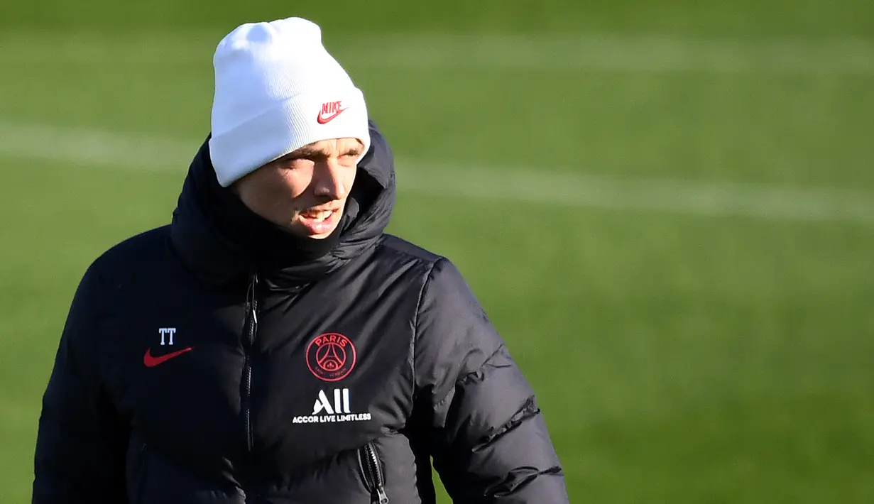 Pelatih Paris Saint-Germain (PSG), Thomas Tuchel melihat pemainnya berlatih saat sesi latihan tim di Saint-Germain-en-Laye (10/12/2019). PSG akan bertanding melawan wakil Turki, Galatasaray pada Grup A Liga Champions di Parc des Princes. (AFP/Franck Fife)