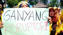 Seorang mahasiswa menujukkan spanduk bertuliskan "Ganyang Koruptor" saat mengelar Rapat Akbar Gerakan Anti Korupsi (GAK) Nasional di kampus UI Salemba, Jakarta, Jumat (20/3/2015).  (Liputan6.com/Yoppy Renato)