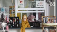 Seorang pelaku usaha mikro, kecil, dan menengah (UMKM) berjaga di dalam kiosnya di kawasan terpadu Stasiun Tebet, Jakarta, Sabtu (6/11/2021). Dinas PPKUKM Provinsi DKI Jakarta menyediakan 72 kios untuk UMKM yang telah bergabung menjadi anggota Jakpreneur.  (Liputan6.com/Herman Zakharia)