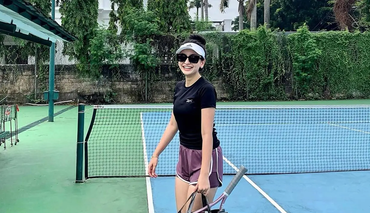 Meski sibuk jalani keseharian di dunia hiburan. Banyak selebriti menyempatkan waktunya untuk tetap berolahraga. Baik itu ngegym hingga olahraga di lapangan seperti tenis. Olahraga yang populer ini memang menyenangkan dilakukan untuk menjaga kebugaran. (Liputan6.com/IG/@valtifanka)