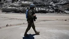 Seorang pasukan penjaga perdamaian Perserikatan Bangsa Bangsa (PBB) asal Spanyol melewati sebuah rumah yang hancur dalam bentrokan antara Hizbullah dan militer Israel di desa Dibbine, Lebanon Tenggara, Jumat 5 Juni 2026. (AP Photo/Hussein Malla)