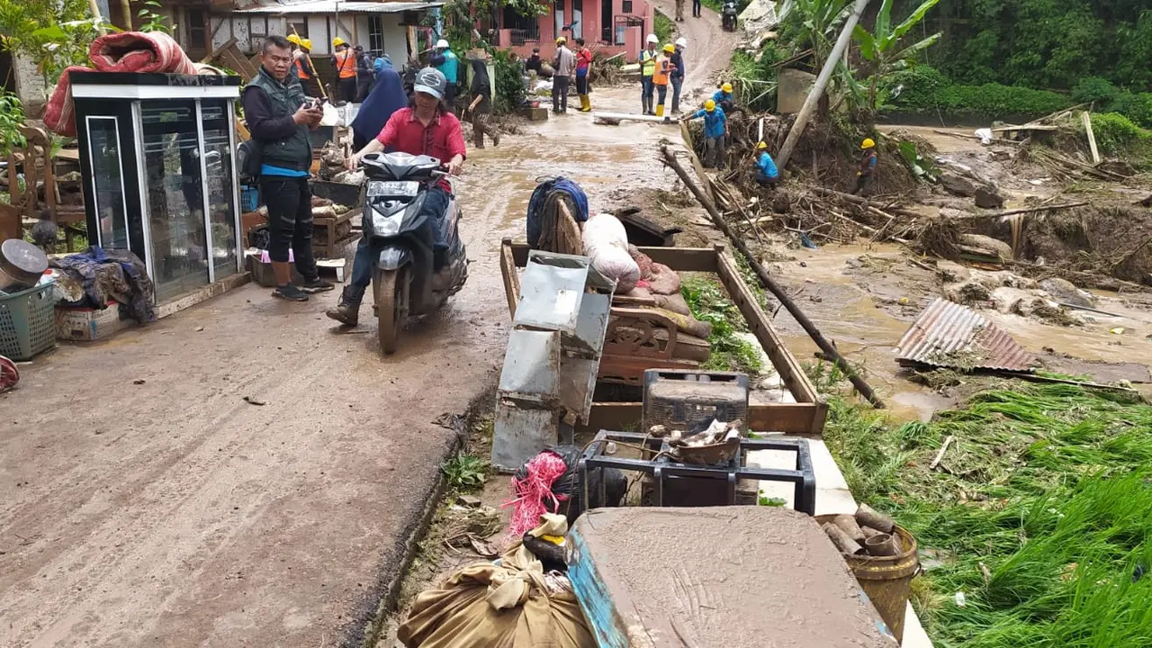 Sejumlah fasilitas umum termasuk jembatan di desa Cintamanik, Karangtengah, nampak rusak setelah musibah banjir bandang menerjang wilayah itu kemarin.