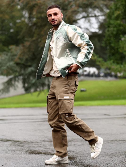 Bek timnas sepak bola Prancis, Jonathan Clauss, tiba untuk ambil bagian dalam persiapan tim untuk pertandingan kualifikasi UEFA Nations League mendatang di Clairefontaine-en-Yvelines pada 7 Oktober 2024. (FRANCK FIFE/AFP)