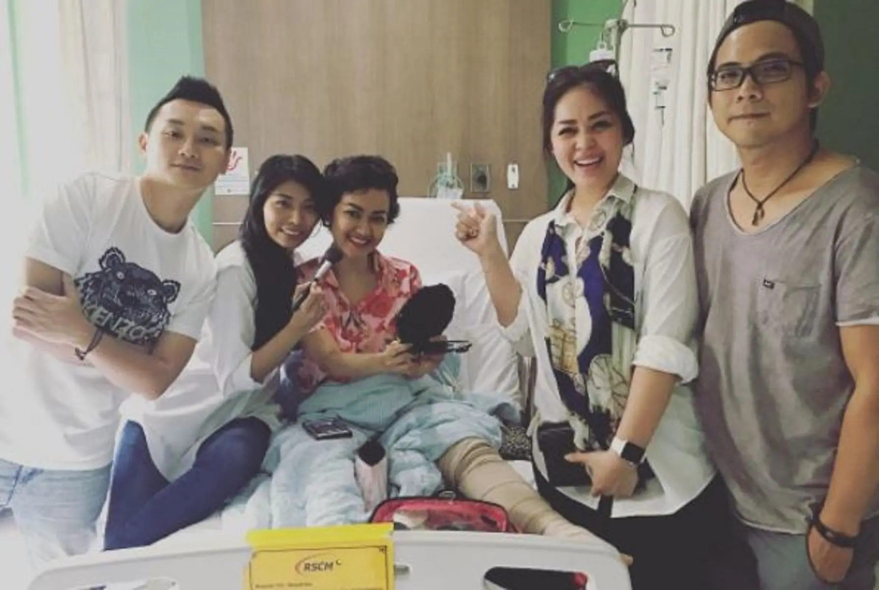 Gracia Indri dan David NOAH saat menjenguk Julia Perez  (Instagram/@graciaz14)