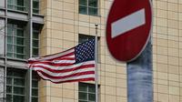 Bendera Amerika Serikat (AS) berkibar tertiup angin di Kedutaan Besar AS di Moskow, Rusia, pada 16 April 2021. (Xinhua/Evgeny Sinitsyn)