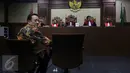 Mantan Ketua DPD Irman Gusman menjalani sidang perdana di Pengadilan Tipikor Jakarta, Selasa (8/11). Irman Gusman menghadapi dakwaan jaksa dalam kasus dugaan suap kuota gula impor di wilayah Sumatera Barat. (Liputan6.com/Johan Tallo)
