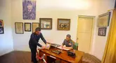 Petugas memeriksa diorama yang menjadi saksi bisu kisah tragis G-30S PKI di Museum Abdul Haris (AH) Nasution yang ada di Jalan Teuku Umar Nomor 40, Menteng, Jakarta Pusat, Senin (30/9/2024). (merdeka.com/Arie Basuki)