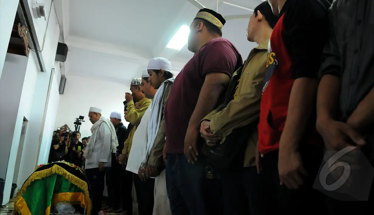 Jamaah bersiap mensalatkan Olga Syahputra, Jakarta, Sabtu (28/3/2015). Ratusan warga memadati masjid tempat jenazah Olga akan disalatkan (Liputan6.com/Faisal R Syam)