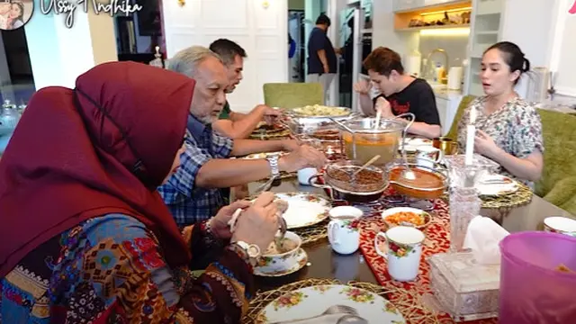 6 Momen Akikah Anak Ussy dan Andhika Pratama, Gelar Acara Makan Daging Kambing