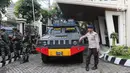 Polisi berdiri dekat mobil Barracuda di halaman Pengadilan Negeri Jakarta Utara, Senin (26/2). Kendaraan taktis itu disiagakan dalam pengamanan sidang peninjauan kembali (PK) yang diajukan Basuki Tjahaja Purnama (Ahok). (Liputan6.com/Arya Manggala)