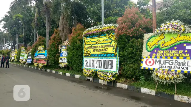 Karangan bunga untuk Eka Tjipta Widjaja di rumah duka.