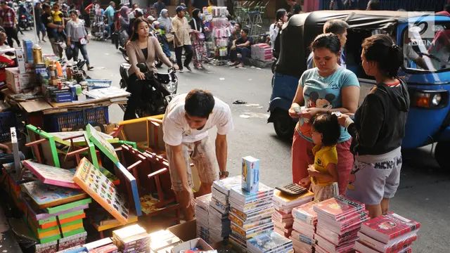 Warga Berburu Peralatan Sekolah di Pasar Asemka