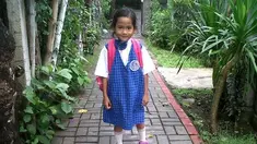 Angeline saat mengenakan seragam berwarna biru. Dalam fanpage di Facebook foto ini tertuliskan kalimat “Manisnya Adikku” (Facebook.com/Find Angeline - Bali's Missing Child)