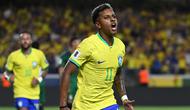 Sayap kanan Timnas Brasil, Rodrygo mencetak 2 gol dari 4 laga yang telah dijalani pada kualifikasi Piala Dunia 2026 Zona Conmebol. Serupa dengan Neymar, kedua golnya juga dicetak pada matchday pertama saat menang 5-1 atas Bolivia (9/9/2023). Sementara pada tiga laga berikutnya ia juga gagal menambah jumlah golnya. Timnas Brasil pun sementara harus puas menempati peringkat ketiga dengan koleksi 7 poin, kalah head to head dari Uruguay di posisi kedua. (AFP/Carl De Souza)