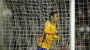 Penyerang Barcelona, Neymar, menggoyang-goyang jaring saat melawan Valencia pada laga La Liga Spanyol di Stadion Mestalla, Spanyol, Sabtu (5/12/2015). (AFP Photo/Jose Jordan) 