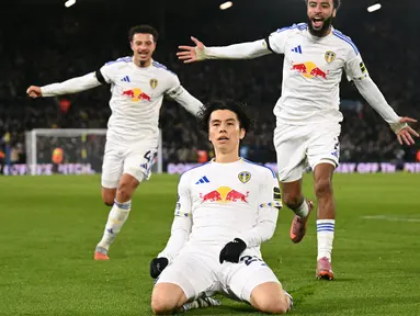 Pemain Leeds United, Ao Tanaka melakukan selebrasi setelah mencetak gol debutnya di tim dalam laga lanjutan Liga Inggris 2025/2026 melawan Chelsea di Elland Road, Leeds, Inggris, Rabu (03/12/2025). (AFP/Oli Scarff)