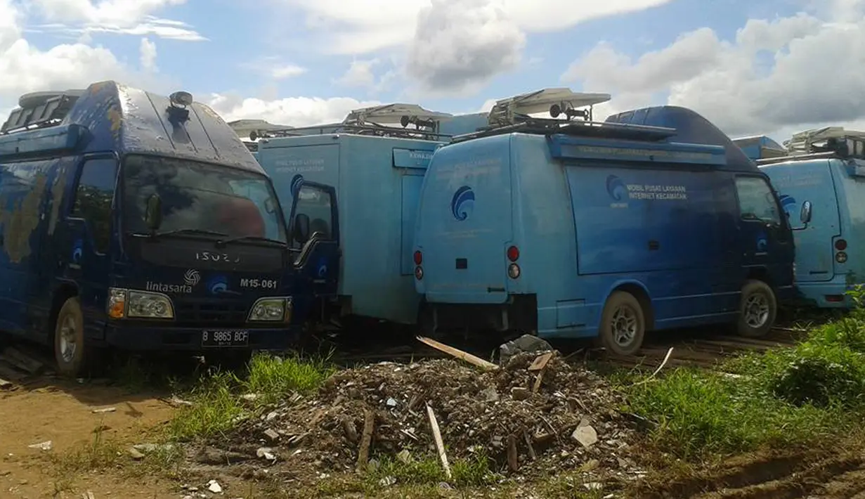 Mobil Pusat Internet Kecamatan (MPLIK) tampak berkarat ketika diparkir di atas lahan di Jalan Usaha Bersama, Desa Sungai Rengas, Kab. Kubu Raya, Kalbar, Jumat (20/5). Belum diketahui asal muasal penempatan 61 mobil internet itu (facebook.com/Nazier Fariz)