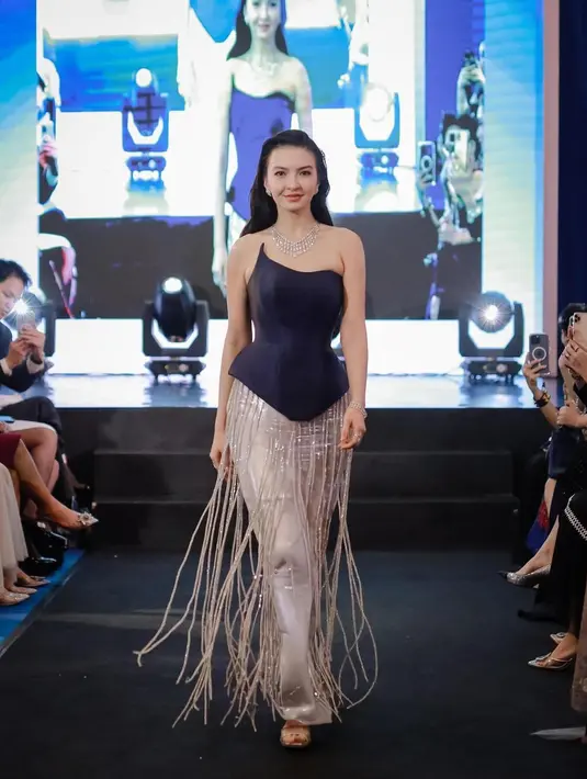 Raline Shah kembali memukau publik dengan penampilannya yang luar biasa dalam fashion show eksklusif yang digelar oleh brand perhiasan lokal ternama, Adelle Jewelry. [@dianamputri].