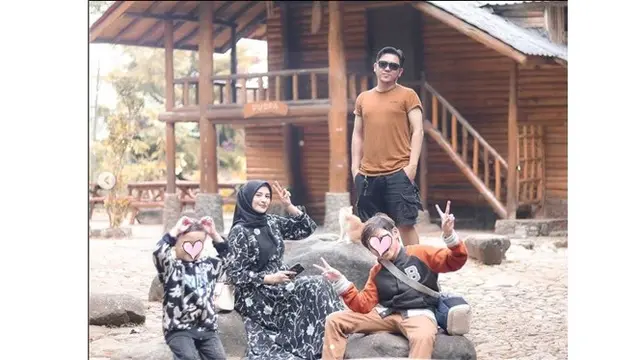 10 Tahun Menikah, Ini 6 Potret Terbaru Richie Eks Five Minutes dan Angel Qulbiah