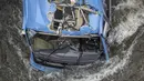 Bangkai bus terlihat di sungai Lerez setelah jatuh saat melintasi jembatan, menewaskan empat orang, di Cerdedo-Cotobade, Spanyol (25/12/2022). Kecelakaan itu terjadi pada 24 Desember malam di dekat Vigo dan perbatasan dengan Portugal. (AFP/Brais Lorenzo)