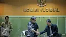 Wakil Ketua Sementara (KY) Farid Wadji bersalaman dengan Kepala pusat analisis dan layanan informasi Roejito usai konferensi pers di Gedung Komisi Yudisial, Jakarta, Kamis (4/2). (Liputan6.com/Faizal Fanani)