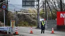 Foto ini diambil pada 29 Februari 2020 petugas mengontrol akses area terlarang di Tomioka, prefektur Fukushima, tepat di sebelah utara PLTN Daiichi Daiichi Fukushima yang rusak parah akibat gempa bumi dan tsunami 2011. (AFP/Charly Triballeau)