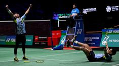Selebrasi ganda putra Indonesia Fajar Alfian (kanan) dan Muhammad Rian Ardianto setelah membekuk wakil China dalam babak final Malaysia Open 2023 di Axiata Arena, Kuala Lumpur, Minggu (15/1/2023). (AFP/Mohd Rasfan)