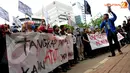 Massa unjuk rasa yang tergabung dalam Poros Banten itu melakukan orasi di depan gedung KPK di tengah maraknya pemeriksaan para tersangka korupsi (Liputan6.com/Helmi Fithriansyah)