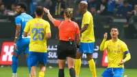 Pemain Al Nassr, Cristiano Ronaldo, memperlihatkan gestur meminta kartu kepada wasit Tori Penso dalam laga kontra Al Hilal dalam laga final Riyadh Season Cup di Kingdom Arena, Jumat (9/2/2024). (Fayez Nureldine/AFP)