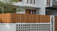 8 Ide Pagar Rumah Kombinasi Kayu dan Roster Angin yang Estetis, Sejuk, dan Fungsional