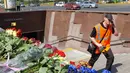 Deretan bunga memenuhi pintu masuk Stasiun Park Pobedy, Moskow, lokasi tergelincirnya kereta bawah tanah yang menewaskan 20 penumpang, (16/7/2014). (AFP PHOTO/Alexander Nemenov)