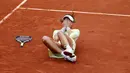 Ekspresi kebahagiaan Garbine Muguruza setelah memastikan kemenangannya atas Serena Williams pada Final pada final Roland Garros 2016 Prancis Terbuka di Paris (4/6/2016). (AFP/Thomas Samson)