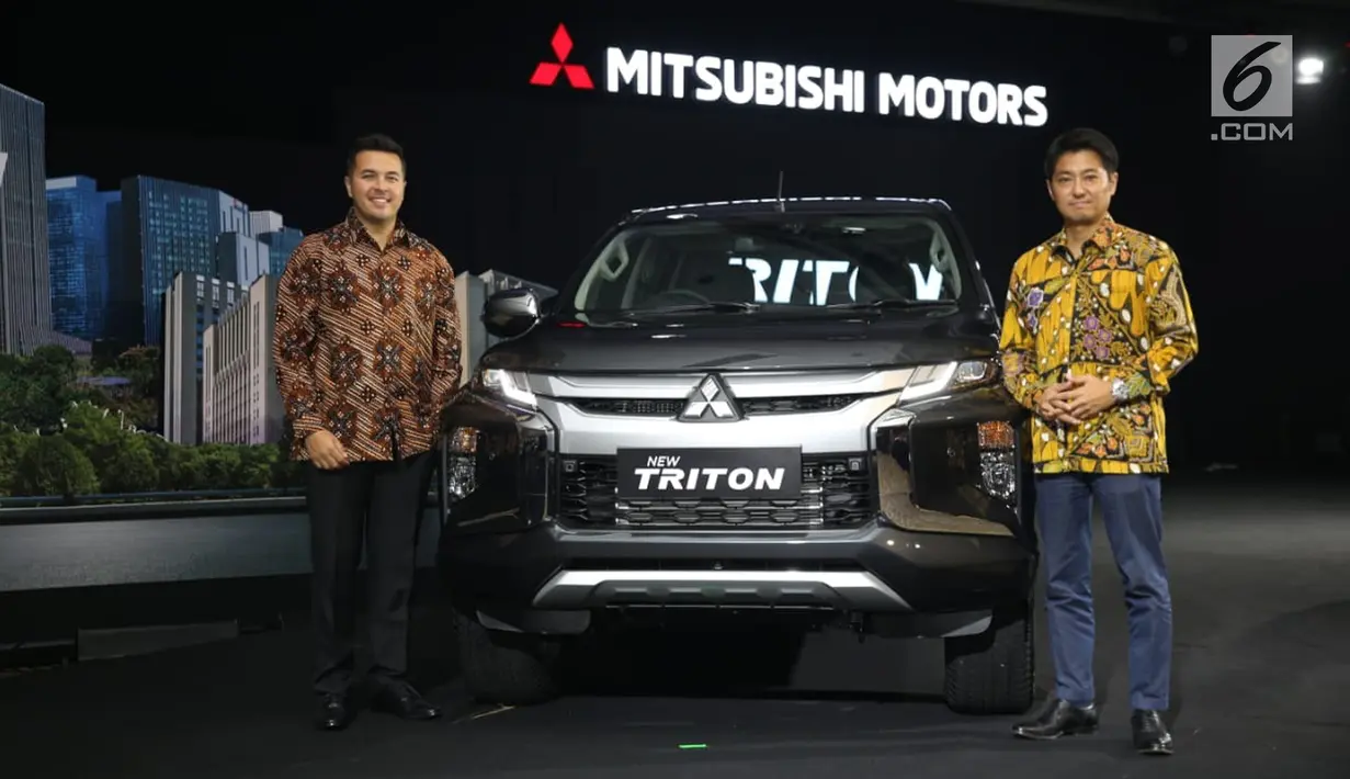 President Director of PT MMKSI Naoya Nakamura (kanan) foto bersama pebalap Rifat Sungkar dekat mobil Mitsubishi New Triton saat Mitsubishi Triton Tribute Night, Jakarta, Selasa (2/7/2019). MMC di Indonesia memperkenalkan New Triton sebagai model terbaru untuk pasar Indonesia. (Liputan6.com/HO/Yogi)