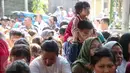 Sejumlah anak kecil iku mengantri saat kegiatan pasar murah di Jakarta, (12/6). Pasar murah yang diselenggarakan oleh Hati Suci tersebut bertujuan sebagai wadah untuk saling berbagi kepada sesama. (Liputan6.com/Faizal Fanani)